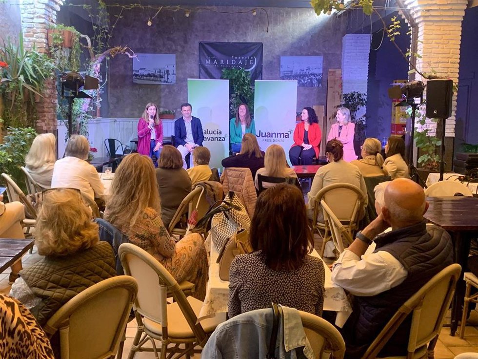 Loles López en un encuentro con mujeres en Chiclana.