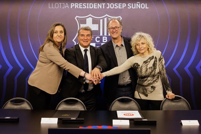 D'esquerra a dreta, la vicepresidenta del FC Barcelona, Elena Fort, el president del club, Joan Laporta, el president d'mnium Cultural, Xavier Antich, i la vicepresidenta de l'entitat, Mnica Terribas.