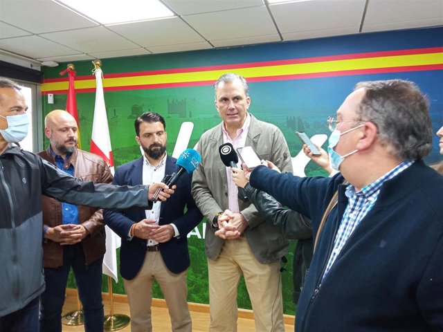 El secretario general de Vox, Javier Ortega Smith, atiende a los medios en Almería