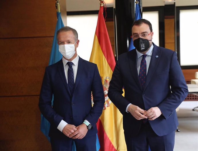 El presidente del Senado, Ander Gil, y el presidente de Asturias, Adrián Barbón.