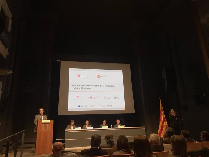 El secretario de Vivienda e Inclusión Social de la Generalitat, Carles Sala, en una jornada en Girona para explicar el funcionamiento de los fondos europeos Next Generation destinados a la rehabilitación de viviendas. El 4 de mayo de 2022.