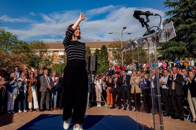 La presidenta de la Comunidad de Madrid, Isabel Díaz Ayuso, saluda a su llegada a un acto de conmemoración, en el Parque de la Fuente, a 4 de mayo de 2022, en Fuenlabrada, Madrid (España). 
