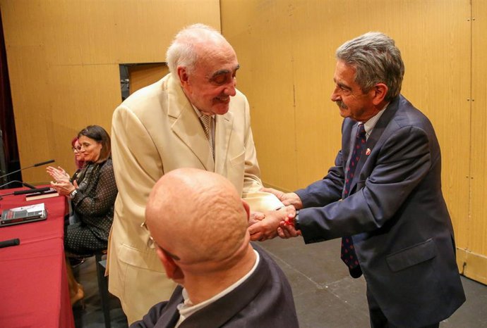 El presidente de Cantabria, Miguel Ángel Revilla, con el productor teatral Juanjo Seoane