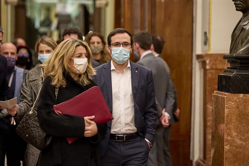 Archivo - La vicepresidenta segunda y ministra de Trabajo, Yolanda Díaz, y el ministro de Consumo, Alberto Garzón