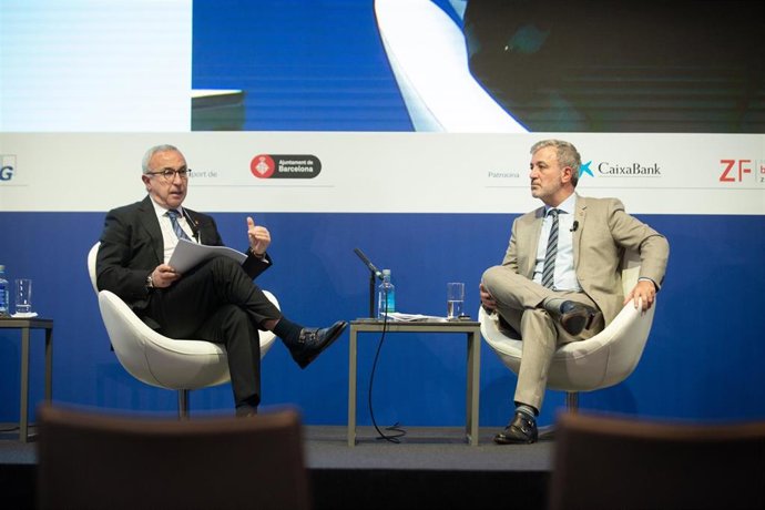 El presidente del Comité Olímpico Español (COE), Alejandro Blanco, y el primer teniente de alcalde de Barcelona, Jaume Collboni, en el Cercle d'Economia