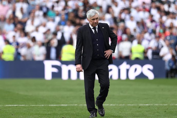 El entrenador del Real Madrid, Carlo Ancelotti, celebra el título de Liga número 35 del equipo blanco. 