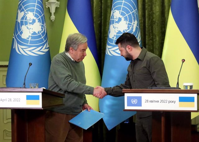 FILED - April 28, 2022, Ukraine, Kyiv: UN Secretary-General Antonio Guterres (L) and Ukrainian President Volodymyr Zelenskyy hold a joint press conference after their meeting.  Photo: -/Ukrinform/dpa - ATTENTION: Editorial use only and only with indication of source