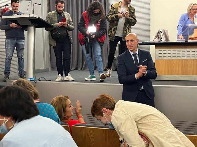 El reelegido secretario general de la Agrupación Municipal del PSOE de León, José Antonio Diez, agradece el apoyo de los afiliados del partido.