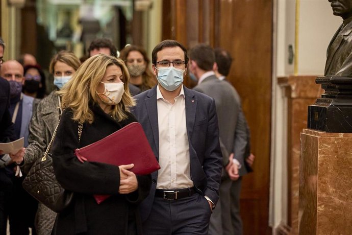 Archivo - La vicepresidenta segunda y ministra de Trabajo, Yolanda Díaz, y el ministro de Consumo, Alberto Garzón