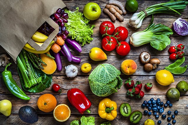 Archivo - Comida sana. Verduras y frutas.