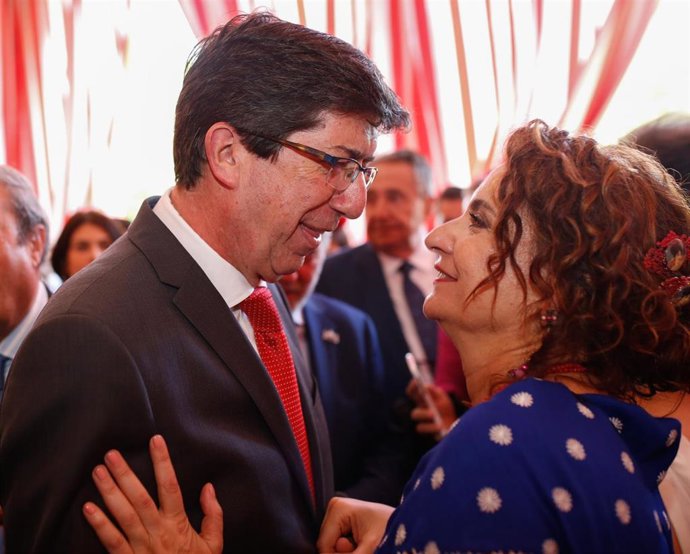 Archivo - El vicepresidente de la Junta de Andalucía y consejero de Turismo, Regeneración, Justicia y Administración Local, Juan Marín (d) saluda a la ministra de Hacienda en funciones, María Jesús Montero en la caseta del Ayto. de Sevilla en la Feria d