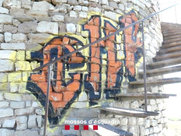 Una de las pintadas en el Pilar d'Almenara de Agramunt (Lleida), una torre del siglo XI-XII