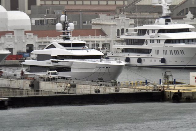 Archivo - El megayate ruso ‘Valeria’, anclado en el Puerto de Barcelona, a 15 de marzo de 2022, en Barcelona, Cataluña (España). 