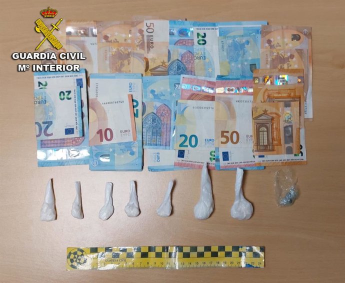 Efectos intervenidos por la Guardia Civil a un vecino de O Grove detenido por tráfico de drogas.