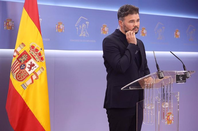 El portavoz de Esquerra Republicana (ERC) en el Congreso, Gabriel Rufián, interviene en una rueda de prensa previa a una Junta de Portavoces en el Congreso de los Diputados, a 3 de mayo de 2022, en Madrid (España).