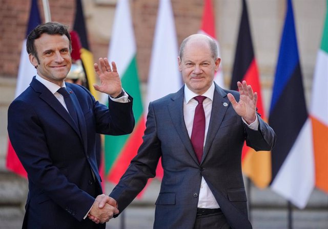 Archivo - FILED - 10 March 2022, France, Versailles: French President Emmanuel Macron (L) receives German Chancellor Olaf Scholz at the Palace of Versailles for the meeting of European Union EU leaders at an informal two-day meeting. Scholz welcomed Frenc