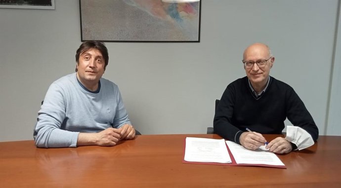 Andrés Carbonero y  Ricardo Hernández, durante la firma del convenio