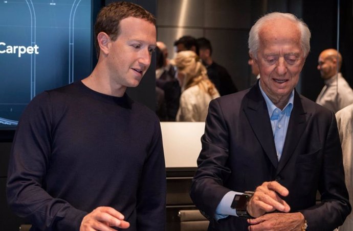 Mark Zuckerberg y Leonardo del Vecchio con un prototipo de pulsera