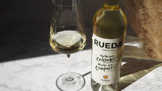 Bodegón de una botalle y una copa de vino de la DO Rueda sobre la campaña 2021 calificada como "muy buena"