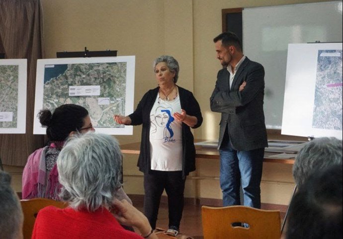 La portavoz y concejala de Podemos Sóller, Cati Pizá, y el conseller insular de Movilidad e Infraestructuras, Iván Sevillano, en una asamblea.