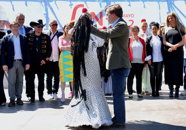 El alcalde de Madrid, José Luis Martínez-Almeida, baila un chotis durante la presentación de la programación de las Fiestas de San Isidro 2022, en el Parque de San Isidro, ‘La Pradera’