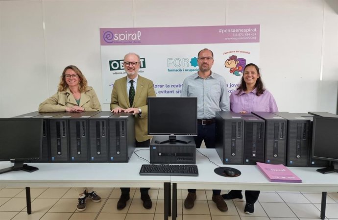 De izquierda a derecha, la responsable de Proyectos de Sostenibilidad de Endesa, Yolanda Lozano, el director de Endesa Baleares, Martí Ribas, el director de Espiral, Xavier Torrens, y la directora de Programas de Ocupación, Lucía Vicente.