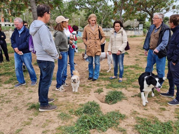 Archivo - La portavoz del grupo municipal de Cs en el Ayuntamiento de Palma, Eva Pomar, y la regidora, Joana Capó, visitan el espacio canino del Parque de Son Parera.