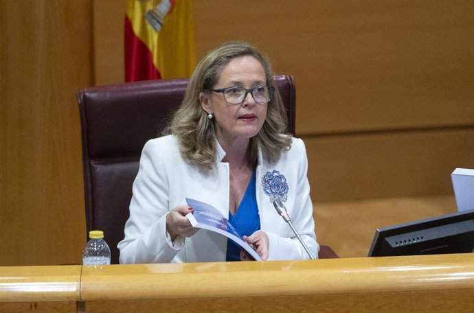 La vicepresidenta primera y ministra de Asuntos Económicos y Transformación Digital, Nadia Calviño, comparece en la Comisión General de las Comunidades Autónomas del Senado, en el Senado, a 28 de abril de 2022, en Madrid (España). Durante su intervenció