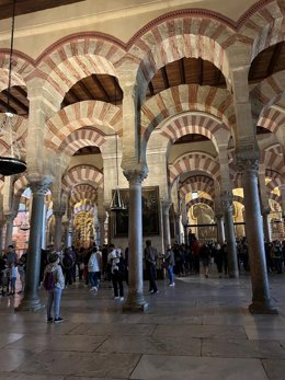 Turistas en el interior de la Mezquita de Córdoba.