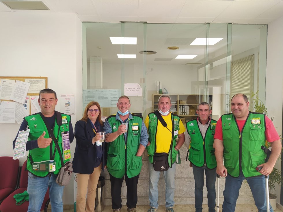 Los cinco vendedores de la ONCE de Écija que han repartido premios.