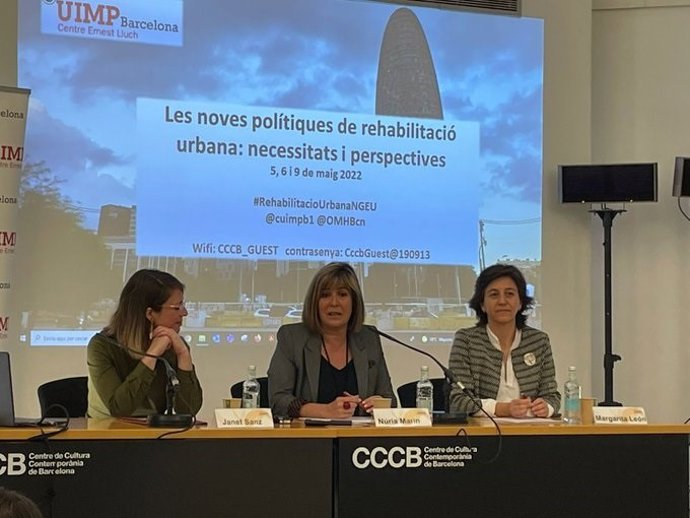 La segunda teniente de alcalde de Barcelona, Janet Sanz, y la presidenta de la Diputación de Barcelona, Núria Marín, en la inauguración del curso 'Las nuevas políticas de rehabilitación urbana: necesidades y perspectivas'.
