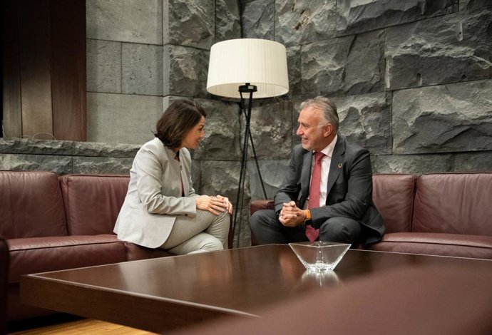 La portavoz del PSOE en el Senado, Eva Granados, se reúne con el presidente de Canarias, Ángel Víctor Torres