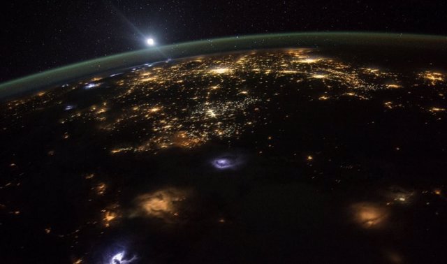 Iluminación nocturna vista desde el espacio