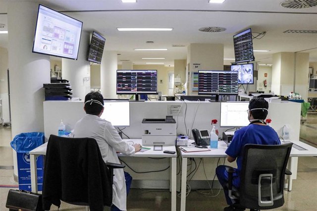 Archivo - Pantallas en urgencias en imagen de archivo