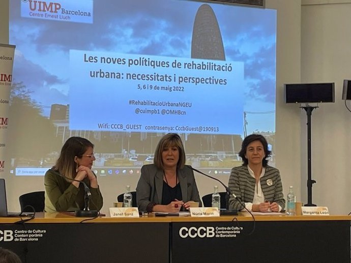 La segona tinent d'alcalde de Barcelona, Janet Sanz, i la presidenta de la Diputació de Barcelona, Núria Marín, en la inauguració del curs 'Les noves polítiques de rehabilitació urbana: necessitats i perspectives'.