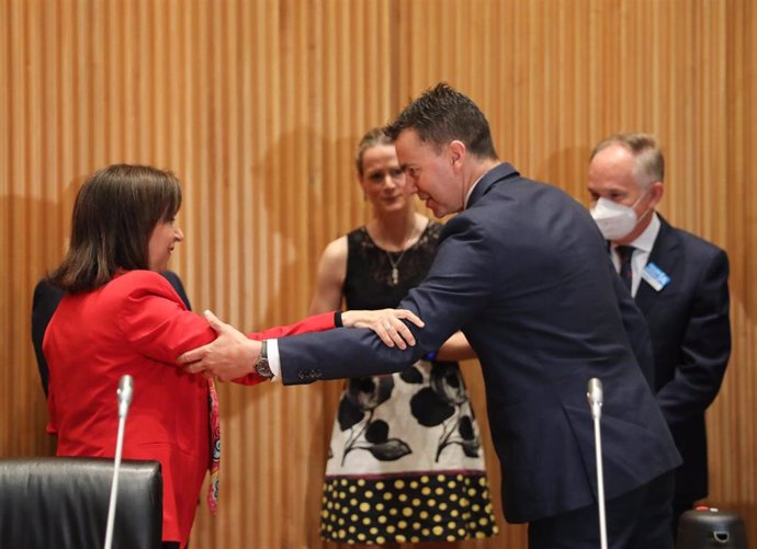 La ministra de Defensa, Margarita Robles (i), saluda al portavoz del PSOE en el Congreso, Héctor Gómez (d), a su llegada a la Comisión de Defensa en el Congreso de los Diputados, a 4 de mayo de 2022, en Madrid (España). 