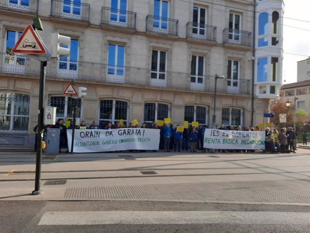 Concentración en apoyo a la ILP frente al Parlamento Vasco