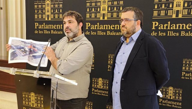 El diputado autonómico Josep Serra y el senador de MÉS per Mallorca, Vicenç Vidal, comparecen en el Parlament.