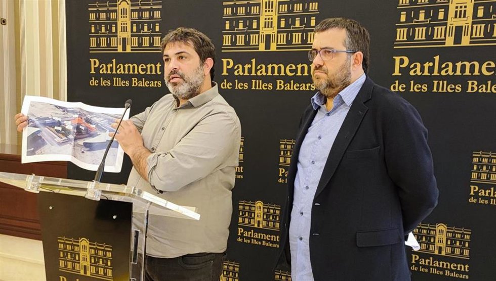 El diputado autonómico Josep Serra y el senador de MÉS per Mallorca, Vicen Vidal, comparecen en el Parlament.