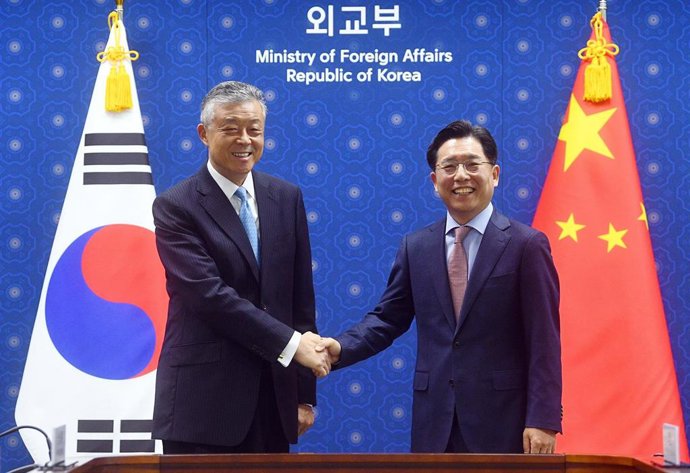 Los representantes de China y Corea del Sur para cuestiones nucleares, Liu Xiaoming y Noh Kyu Duk.