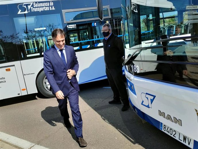 El alcalde de Salamanca, Carlos García Carbayo, junto a uno de los nuevos autobuses del servicio municipal de transportes.