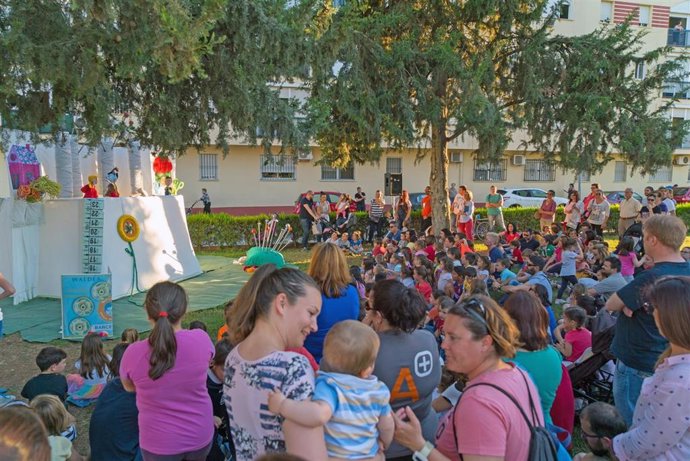 Archivo - Público asistente a Esprim, el festival de las artes escénicas al aire libre de La Rinconada.