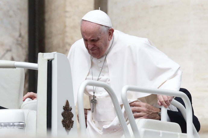 04 May 2022, Vatican, Vatican City: Pope Francis arrives to lead the Wednesday general audience at St. Peter's Square. Photo: Evandro Inetti/ZUMA Press Wire/dpa