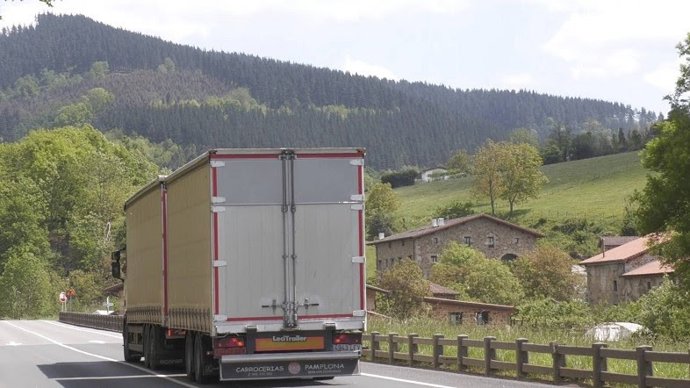 Camión circulando por una carretera vizcaína.