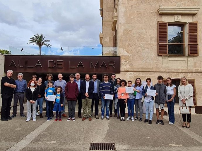 Archivo - El Govern premia a ocho centros educativos por su implicación en el impulso del desarrollo sostenible.