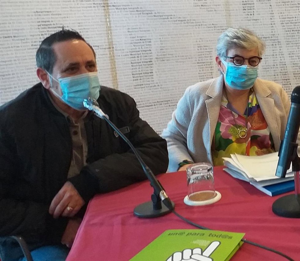 La alcaldesa gijonesa, Ana González, junto al presidente de la Plataforma del Voluntariado de Asturias, Jorge González, en la inauguración del Encuentro Anual de Entidades de Voluntariado del Principado de Asturias, en el Centro Municipal de El Coto