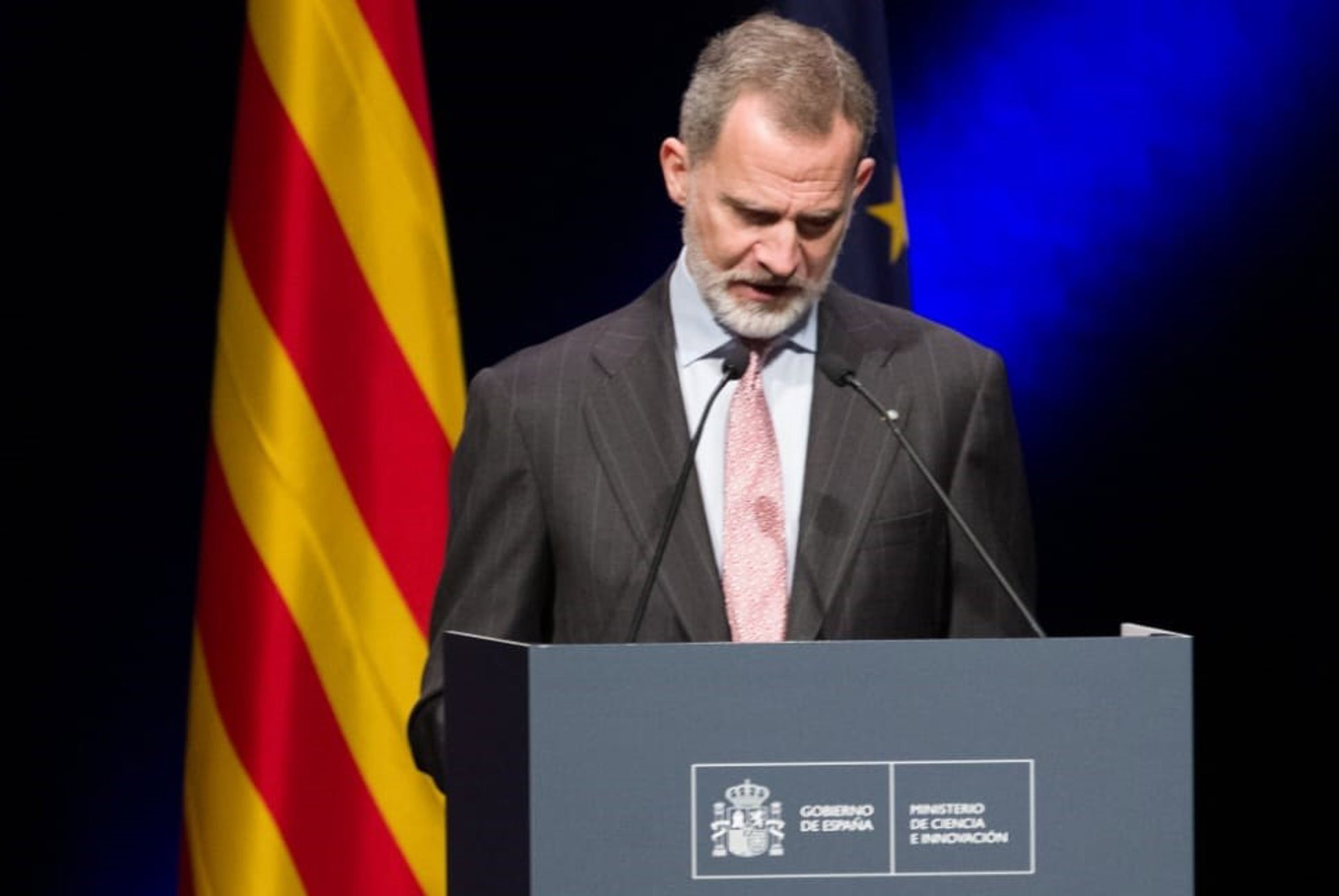 El rey Felipe VI durante su intervención en la entrega de los Premios Nacionales de Investigación 2021, que se celebran en el Auditori Forum del Centre de Convencions Internacional de Barcelona (CCIB), a jueves 5 de mayo de 2022.