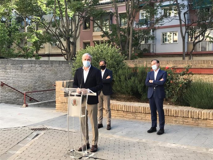 El alcalde de Zaragoza, Jorge Azcón; el consejero municipal de Acción Social y Familia, Ángel Lorén, y el consejero municipal de Urbanismo y Equipamientos, Víctor Serrano, han informado del proyecto de reforma del albergue municipal
