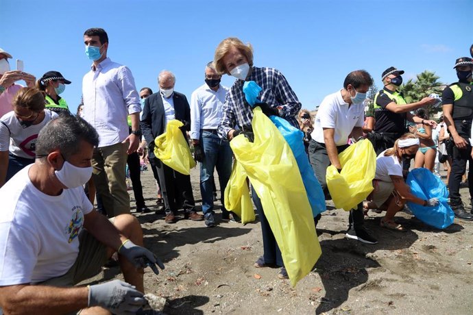 Archivo - La Reina Doña Sofía (c) participa en la campaña '1m2 por las playas y los mares' del proyecto Libera con motivo del Día Internacional de la Limpieza de las Playas. En Rincón de la Victoria (Málaga, Andalucía, España), a 19 de septiembre de 202