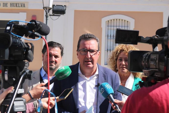 El presidente del Partido Popular de Huelva, Manuel Andrés González, en rueda de prensa.